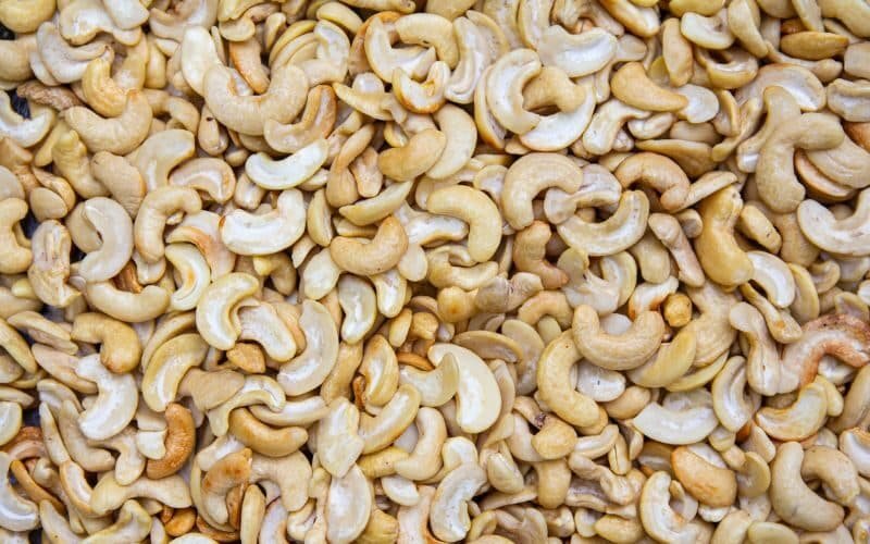 a picture of cashew halves